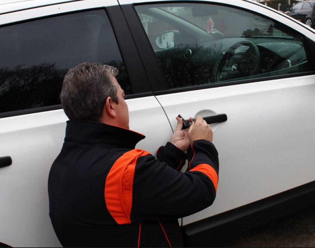 Срочное открытие дверей автомобиля в Ханты-Мансийске