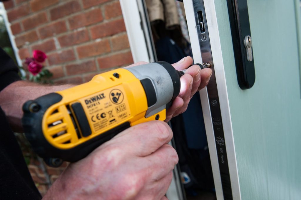 Установка накладных замков на входные двери с выездом в Ханты-Мансийске